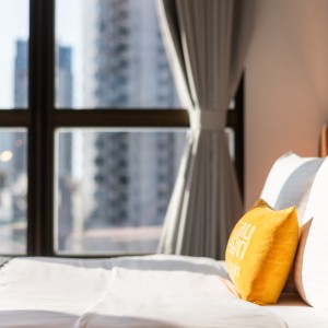 上环荷李活道酒店式公寓大床间-港大地铁两站直达，上环地铁站步行500米，月租全包，拎包入住，港大住宿的天花板