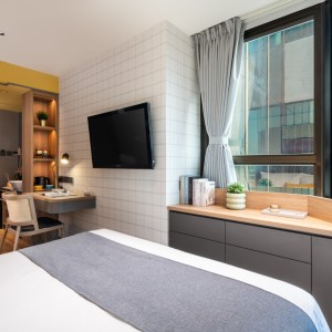 上环荷李活道酒店式公寓大床间-港大地铁两站直达，上环地铁站步行500米，月租全包，拎包入住，港大住宿的天花板