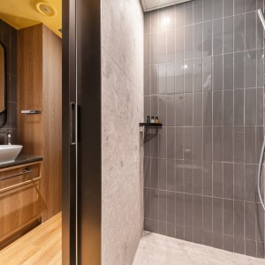 上环荷李活道酒店式公寓大床间-港大地铁两站直达，上环地铁站步行500米，月租全包，拎包入住，港大住宿的天花板