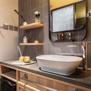 上环荷李活道酒店式公寓大床间-港大地铁两站直达，上环地铁站步行500米，月租全包，拎包入住，港大住宿的天花板