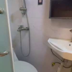 旺角东百宝大厦5楼studio-全新装修家电齐全，四大校通勤均在20分钟内，三个地铁站上盖，空间利用率高柜子多，极具性价比