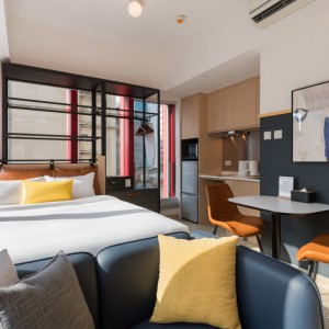 旺角亚皆老街酒店式公寓大床studio-高端装修独卫，旺角站1分步行，四大校通勤15分钟内，工作上学都适合