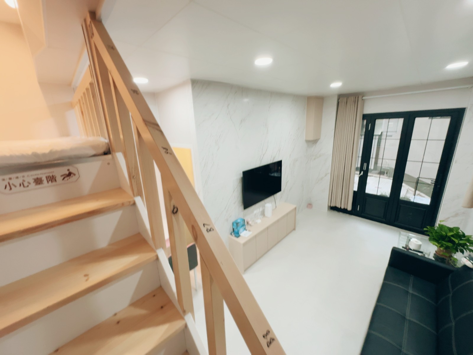 华贤居别墅单人间1F-一室一厅男生专属港大步行约 8分钟或乘港铁港岛线 1 站图2