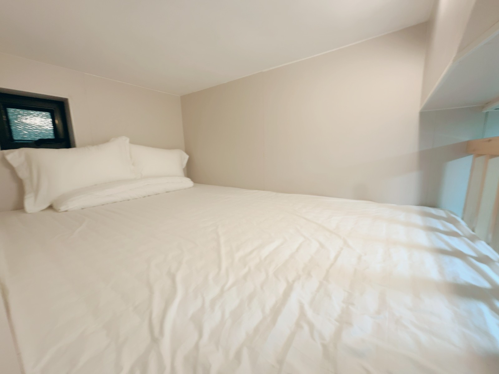 华贤居别墅单人间1F-一室一厅男生专属港大步行约 8分钟或乘港铁港岛线 1 站图1