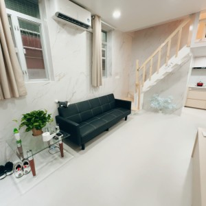 华贤居别墅单人间1F-一室一厅男生专属港大步行约 8分钟或乘港铁港岛线 1 站