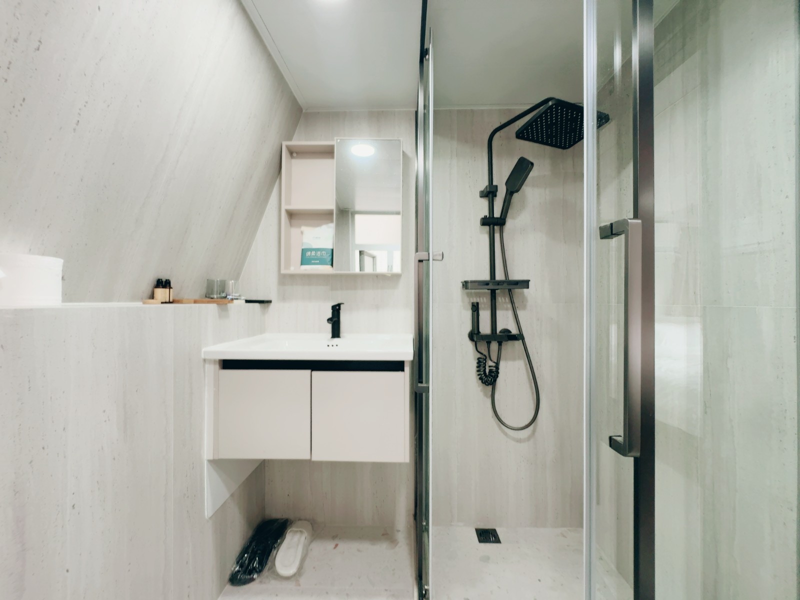 华贤居别墅单人间3F-一室一厅男生专属港大步行约 8分钟或乘港铁港岛线 1 站图2