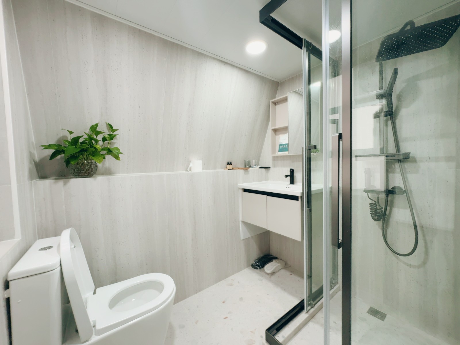 华贤居别墅单人间3F-一室一厅男生专属港大步行约 8分钟或乘港铁港岛线 1 站图1