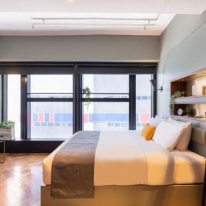 油麻地东方街酒店式公寓多人间，上下铺+大床，最多可住4人。理工13分，都会纯步行1.3公里，城大浸会18分即达。距油麻地站150米