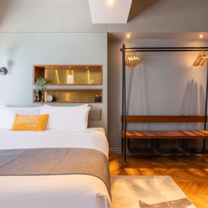 油麻地东方街酒店式公寓多人间，上下铺+大床，最多可住4人。理工13分，都会纯步行1.3公里，城大浸会18分即达。距油麻地站150米