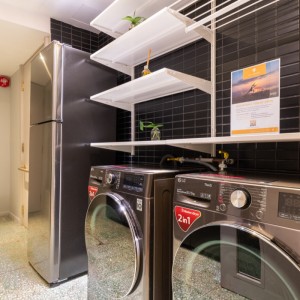 油麻地东方街酒店式公寓多人间，上下铺+大床，最多可住4人。理工13分，都会纯步行1.3公里，城大浸会18分即达。距油麻地站150米