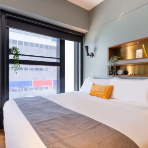 油麻地东方街酒店式公寓多人间，上下铺+大床，最多可住4人。理工13分，都会纯步行1.3公里，城大浸会18分即达。距油麻地站150米