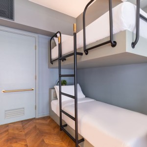 油麻地东方街酒店式公寓多人间，上下铺+大床，最多可住4人。理工13分，都会纯步行1.3公里，城大浸会18分即达。距油麻地站150米