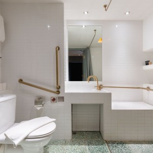 油麻地东方街酒店式公寓多人间，上下铺+大床，最多可住4人。理工13分，都会纯步行1.3公里，城大浸会18分即达。距油麻地站150米