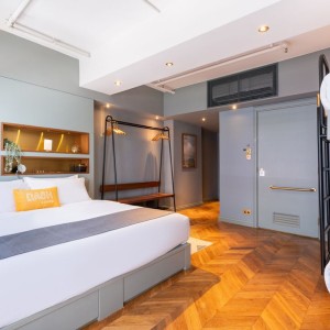 油麻地东方街酒店式公寓多人间，上下铺+大床，最多可住4人。理工13分，都会纯步行1.3公里，城大浸会18分即达。距油麻地站150米