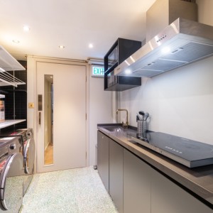 油麻地东方街酒店式公寓大床间-理工13分，都会纯步行1.3公里，城大浸会18分即达。距油麻地站150米。