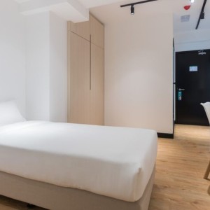 尖沙咀加拿芬道酒店式公寓双人间-理工步行10分，乘巴士只要6分，浸会城大都会只要20分。尖沙咀站200米，尖东站400米