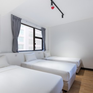 尖沙咀加拿芬道酒店式公寓三人间-理工步行10分，乘巴士只要6分，浸会城大都会只要20分。尖沙咀站200米，尖东站400米