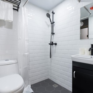 尖沙咀加拿芬道酒店式公寓三人间-理工步行10分，乘巴士只要6分，浸会城大都会只要20分。尖沙咀站200米，尖东站400米