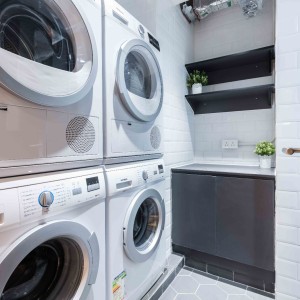 尖沙咀加拿芬道酒店式公寓三人间-理工步行10分，乘巴士只要6分，浸会城大都会只要20分。尖沙咀站200米，尖东站400米