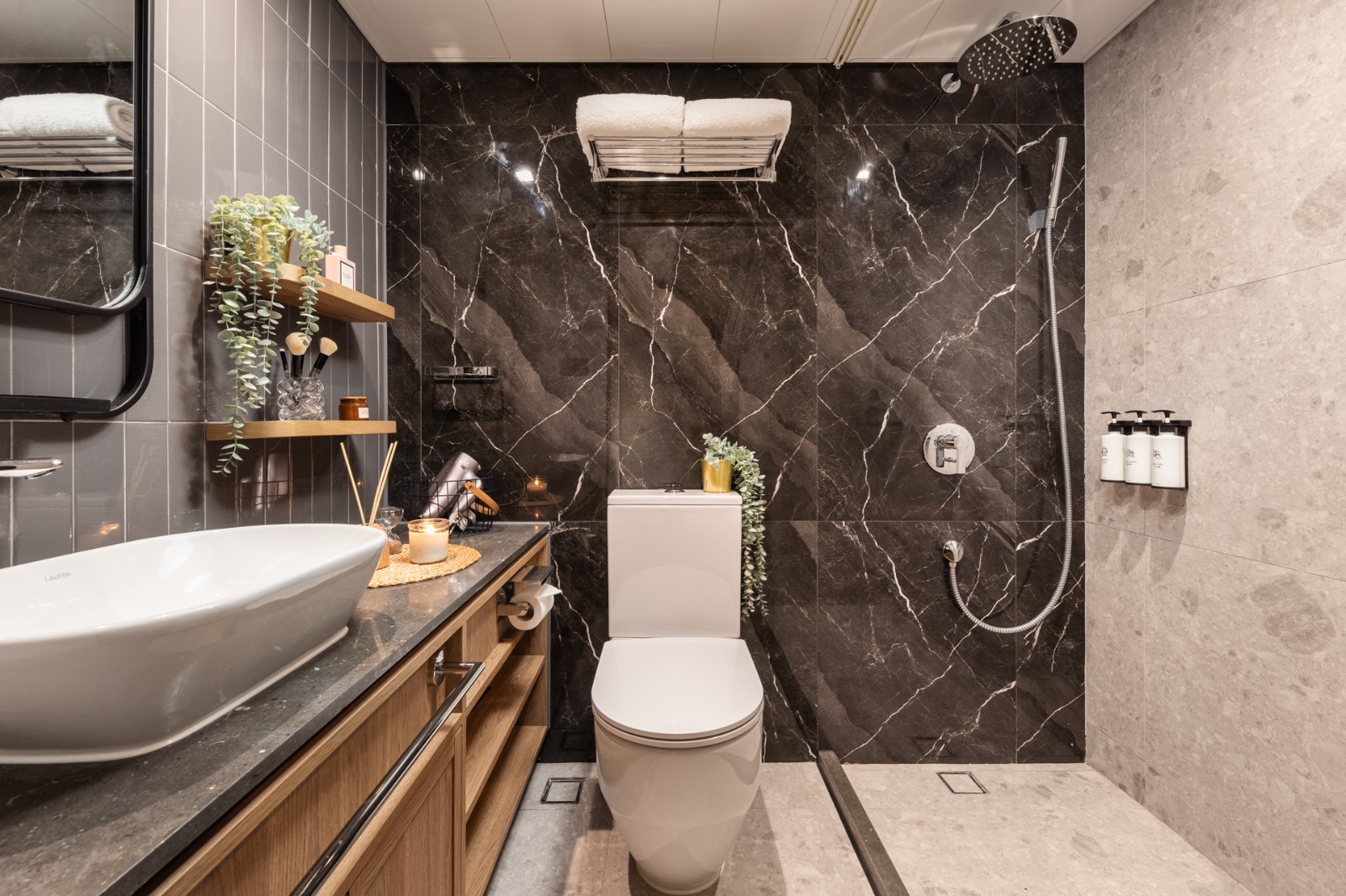 上环荷李活道酒店式公寓单人房-港大地铁两站直达，上环地铁站步行500米，月租全包，拎包入住，港大住宿的天花板图4