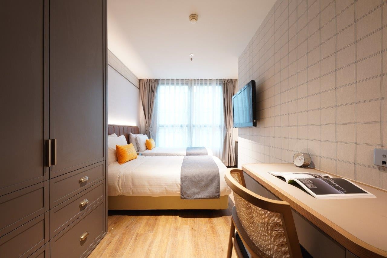 上环荷李活道酒店式公寓豪华双人房-港大地铁两站直达，上环地铁站步行500米，月租全包，拎包入住，港大住宿的天花板图1