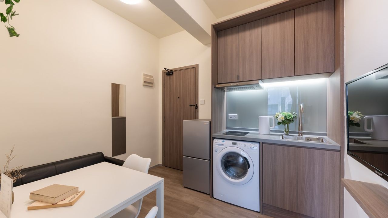 旺角登打士道酒店式公寓studio-旺角核心，步行约 6 分钟达油麻地站，月租全包，拎包入住，港理工住宿的天花板图3