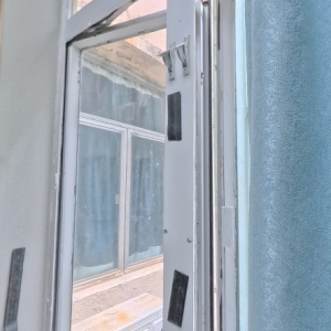 尖沙咀73号超值双人间203-理工步行5分，都会巴士15分，地铁站步行5分，带打扫配空调