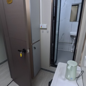 尖沙咀73号超值双人间203-理工步行5分，都会巴士15分，地铁站步行5分，带打扫配空调