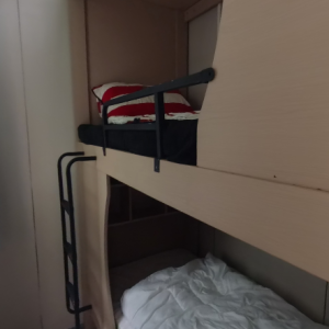 尖沙咀73号超值双人间203-理工步行5分，都会巴士15分，地铁站步行5分，带打扫配空调