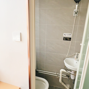 尖沙咀柯士甸道132-134号太极大楼6号房，单间独卫有电梯，近地铁理工步行可达超大衣柜