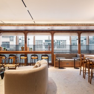 中环皇后大道酒店式公寓尊享特大床间，一站式酒店服务，港大通勤只要12分，上环站步行4分钟，每天的住宿都是一种享受