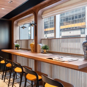 中环皇后大道酒店式公寓尊享特大床间，一站式酒店服务，港大通勤只要12分，上环站步行4分钟，每天的住宿都是一种享受