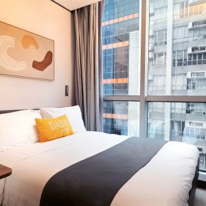 中环皇后大道酒店式公寓高级大床间，一站式酒店服务，港大通勤只要12分，上环站步行4分钟，每天的住宿都是一种享受