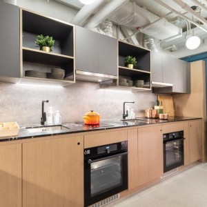 尖沙咀宝勒巷酒店式公寓尊享大床房，尊贵28平米超大空间，理工巴士7分即达，纯步行10分钟.都会20分可达