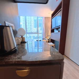 中环皇后大道酒店式公寓豪华大床间，尊享酒店服务，港大通勤12分钟即达，上环站步行4分钟，这位置绝啦！