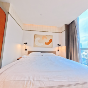 中环皇后大道酒店式公寓尊享特大床间，一站式酒店服务，港大通勤只要12分，上环站步行4分钟，每天的住宿都是一种享受