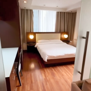 上环皇后大道整租公寓一室一厅1号房，卫浴干湿分离，客厅卧室超大，上环地铁站5分可短租