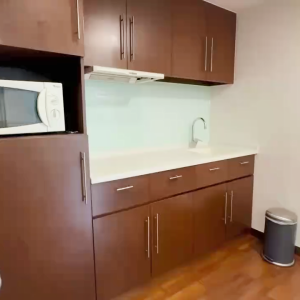 上环皇后大道整租公寓一室一厅1号房，卫浴干湿分离，客厅卧室超大，上环地铁站5分可短租