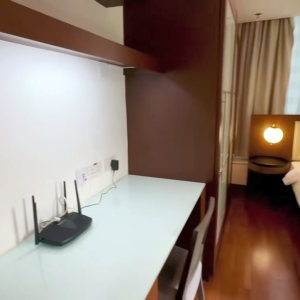 上环皇后大道整租公寓一室一厅1号房，卫浴干湿分离，客厅卧室超大，上环地铁站5分可短租