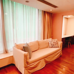 上环皇后大道整租公寓一室一厅2号房，卫浴干湿分离，客厅卧室超大，上环地铁站5分可短租