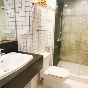 上环皇后大道整租公寓一室一厅2号房，卫浴干湿分离，客厅卧室超大，上环地铁站5分可短租