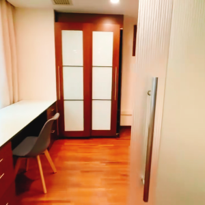 上环皇后大道整租公寓一室一厅2号房，卫浴干湿分离，客厅卧室超大，上环地铁站5分可短租