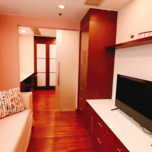 上环皇后大道整租公寓一室一厅2号房，卫浴干湿分离，客厅卧室超大，上环地铁站5分可短租