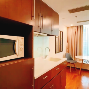 上环皇后大道整租公寓一室一厅2号房，卫浴干湿分离，客厅卧室超大，上环地铁站5分可短租