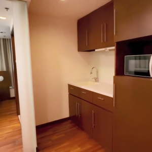 上环皇后大道整租公寓一室一厅3号房，卫浴干湿分离，客厅卧室超大，上环地铁站5分可短租