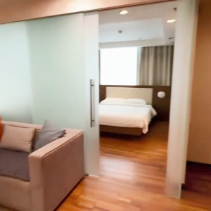 上环皇后大道整租公寓一室一厅3号房，卫浴干湿分离，客厅卧室超大，上环地铁站5分可短租