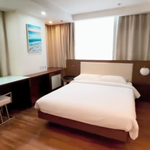 上环皇后大道整租公寓一室一厅3号房，卫浴干湿分离，客厅卧室超大，上环地铁站5分可短租