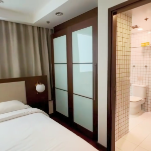 上环皇后大道整租公寓一室一厅3号房，卫浴干湿分离，客厅卧室超大，上环地铁站5分可短租