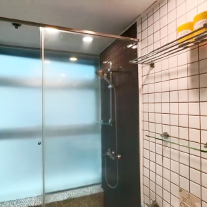 上环皇后大道整租公寓一室一厅3号房，卫浴干湿分离，客厅卧室超大，上环地铁站5分可短租