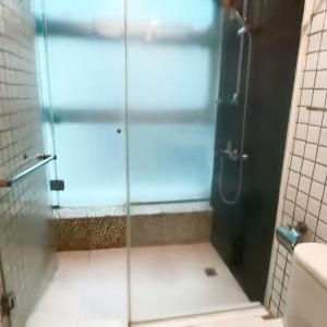 上环皇后大道整租公寓一室一厅3号房，卫浴干湿分离，客厅卧室超大，上环地铁站5分可短租